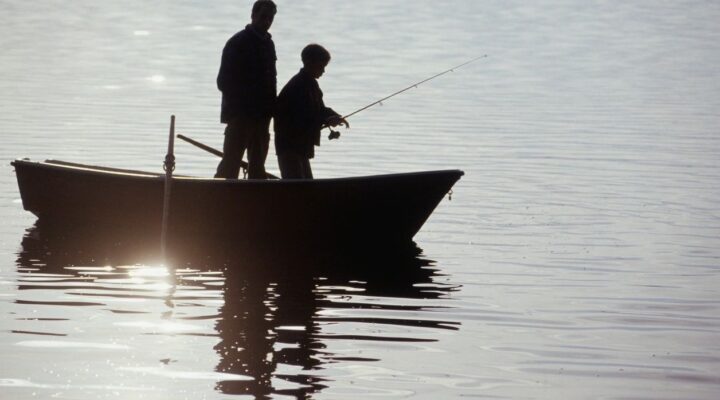 Fishing in Belize aboard Belize Reef Charters with a scenic sunset view.探钓在伯利兹的珊瑚礁船上享受美丽夕阳景色。.